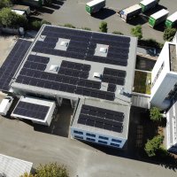 AGO setzt auf Nachhaltigkeit und betreibt eigene PV-Anlage mit Meyer-Burger-Modulen